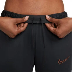 Pantalón Largo Nike Dri-FIT Strike Mujer 11 Pantalón Largo Nike Dri-FIT Strike Mujer -JOMA Tienda de ventas pantalon largo nike dri fit strike mujer off noir dark smoke grey dark russey 3
