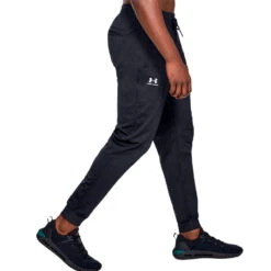 Pantalón Largo Under Armour Pantalón De Jogging Sportstyle -JOMA Tienda de ventas pantalon largo under armour pantalon de jogging sportstyle black 2